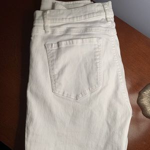 Size 6 white skinny jeans from the Loft.